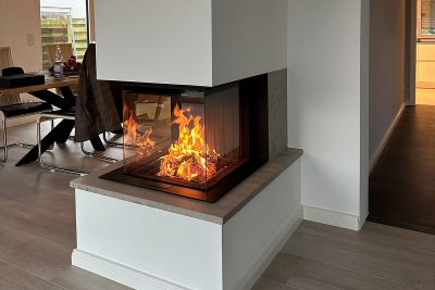 Moderner Eckkamin mit Glasfront im Wohnraum